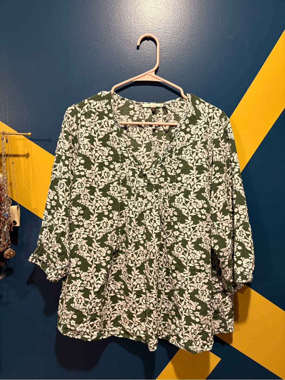 Fun2Fun Green & White Floral V-Neck Blouse EUC